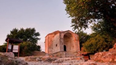 Anıt mezar. Dyurbe. Ortaçağ taş binası. geçmiş