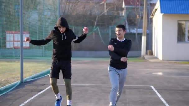 El calentamiento - el aumento de los deportistas jóvenes antes del entrenamiento. fitness matutino — Vídeos de Stock