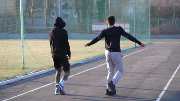 Warm - up van jonge atleten voor de training. ochtendfitness — Stockvideo