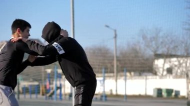 Sabahları spor sahasında genç sporcular güreş tekniklerini sergilerler.