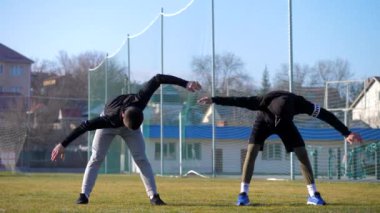 Eğitimden önce genç sporcuların ısınması. sabah zindeliği