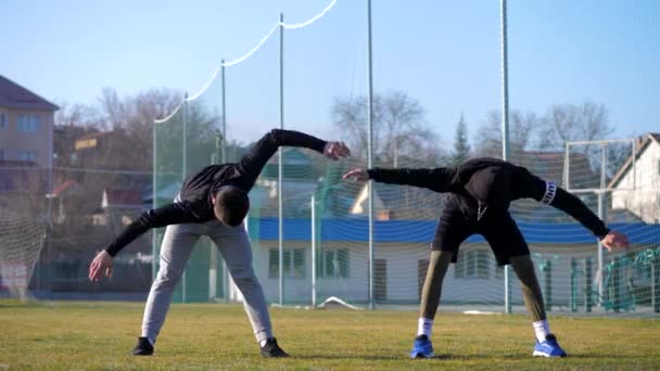 Rozgrzewka - up młodych sportowców przed treningiem. poranna sprawność — Wideo stockowe