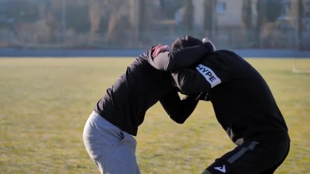 Morgens auf dem Sportplatz zeigen junge Sportler Ringertechniken — Stockvideo