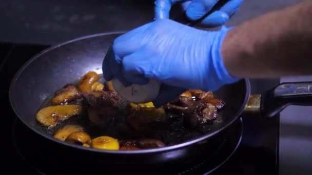 Шеф-повар готовит блюдо в стиле Фламбе на сковороде. макро — стоковое видео