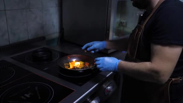 Chef förbereda Flambe stil maträtt på en panna. blandade färgglada grönsaker kasta dem — Stockvideo