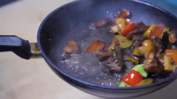 Primer plano. Cocinero friendo verduras en sartén. verduras coloridas mezcladas sacudiéndolas — Vídeos de Stock