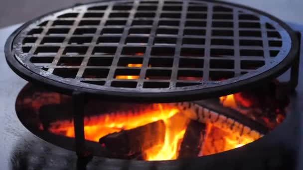 Zpomalit. Oheň hoří na grilu.Ofyr dřevěné uhlí gril. close-up — Stock video