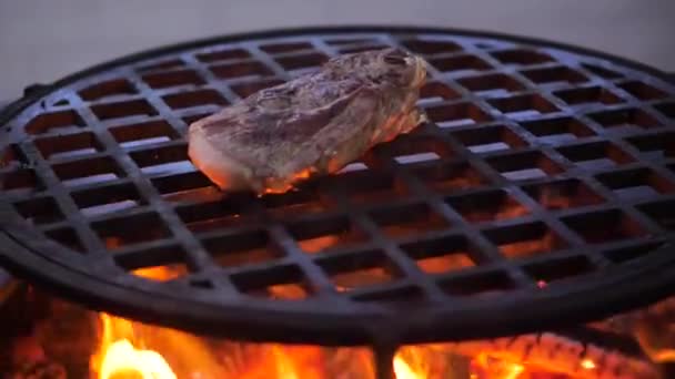 Chiudere. Lo chef frigge la carne alla griglia. Friggere la carne fresca. rallentatore — Video Stock