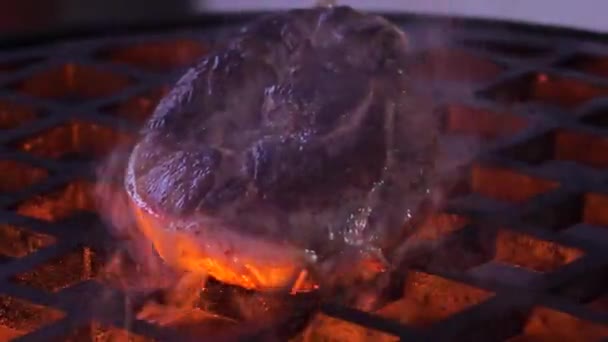 De cerca. El chef fríe la carne en la parrilla. Freír carne fresca. cámara lenta — Vídeos de Stock