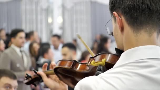 Close-up. Een man speelt viool. virtuoos. de violist in het restaurant — Stockvideo