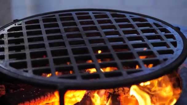 Slow motion. fire is burning on the charcoal grill.Ofyr charcoal grill. close-up — Stock Video