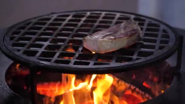 Al rallentatore. bistecca fritta sulla griglia a carbone. primo piano — Video Stock