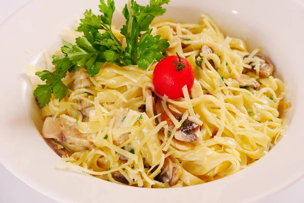 Peynirli, mantarlı ve karidesli spagetti. Beyaz arka plan. İtalyan yemeği.