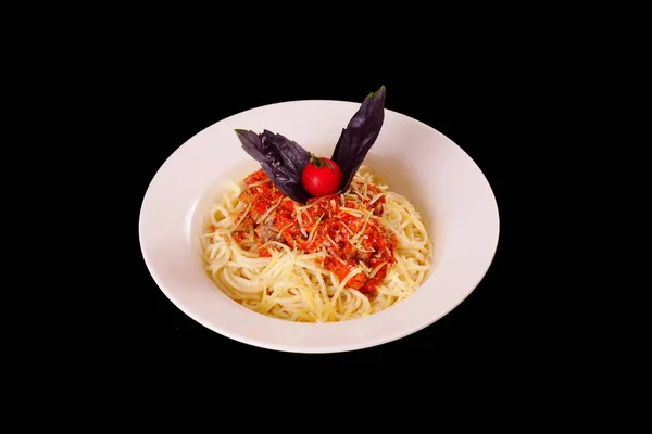 Kıyma, domates sosu ve peynirli spagetti. Fesleğen Siyah arkaplan