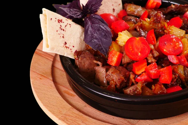 Fesleğenli, domatesli ve biberli kızarmış et. Siyah arkaplan