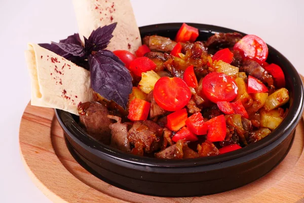 Fesleğenli, domatesli ve biberli kızarmış et. Beyaz arkaplan