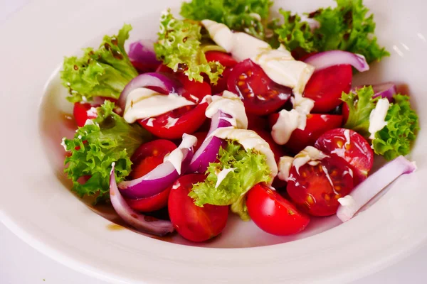 Soğanlı ve ekşi kremalı domates salatası. Marul yaprakları. Taze sebze. — Stok fotoğraf