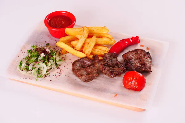 Kebap, biber, domates, patates kızartması, tahtadan yapılmış soğan. Beyaz arkaplan