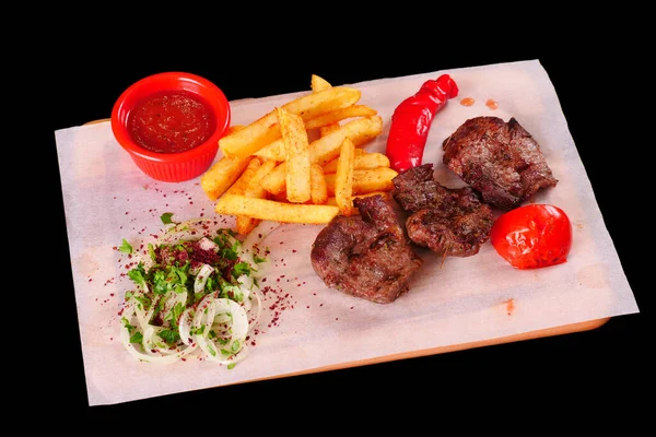 Kebap, biber, domates, patates kızartması, tahtadan yapılmış soğan. Siyah arkaplan