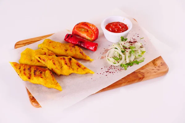 Geleneksel Azeri kebabı. Tahtada patates püresi, domates, soğan.