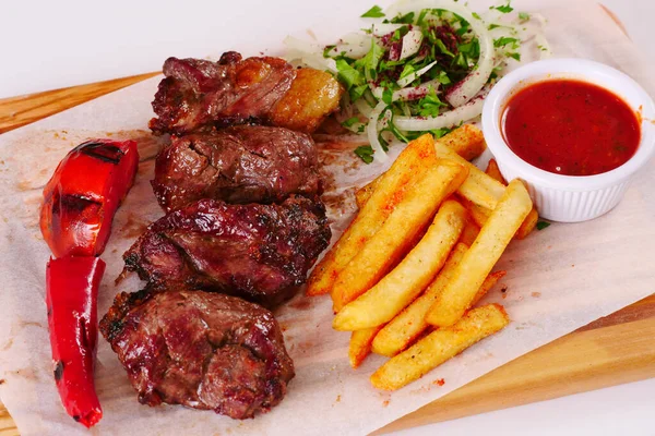 Kebap, biber, domates, patates kızartması, tahtadan yapılmış soğan. Beyaz arkaplan
