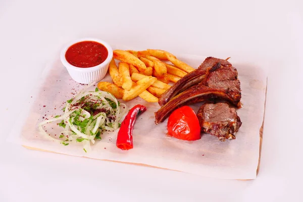 Kebap, biber, domates, patates kızartması, tahtadan yapılmış soğan. Beyaz arkaplan