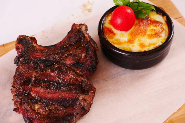 Fried juicy steak on a wooden board and the julien. Mushrooms baked with cheese — Stock Image Fried juicy steak on a wooden board and the julien. Mushrooms baked with cheese Stock Picture