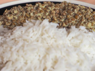 Hint mercimek köri pirinç vejetaryen yemek ile