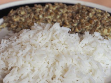 Hint mercimek köri pirinç vejetaryen yemek ile