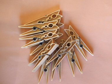 Elbise giyim çamaşır satırında (giyim hattı kurutma için yukarı asmak için peg (aka clothespin))