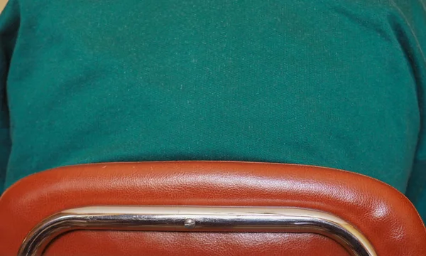 Muž Zelený Svetr Sedí Židli — Stock fotografie