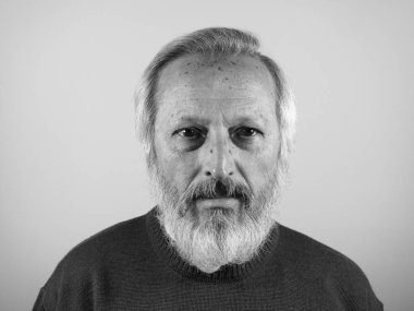 Siyah beyaz kopya alanı ile sakallı bir adam portresi