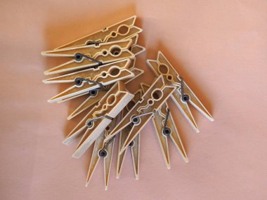 Elbise giyim çamaşır satırında (giyim hattı kurutma için yukarı asmak için peg (aka clothespin))