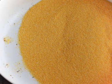 polenta, sıcak bir lapa hizmet için Kuzey İtalya çanak için mısır unu