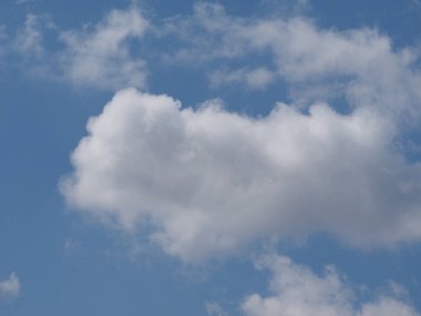 mavi gökyüzü ve bulutlar kopyalama alanı olarak kullanışlı