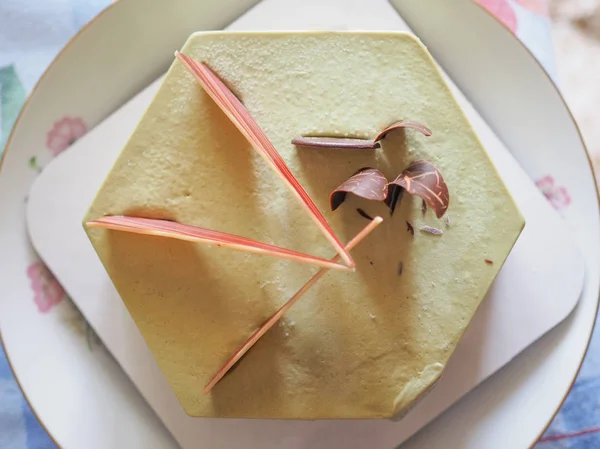 Fıstıklı ve çikolatalı dondurma pasta yemek