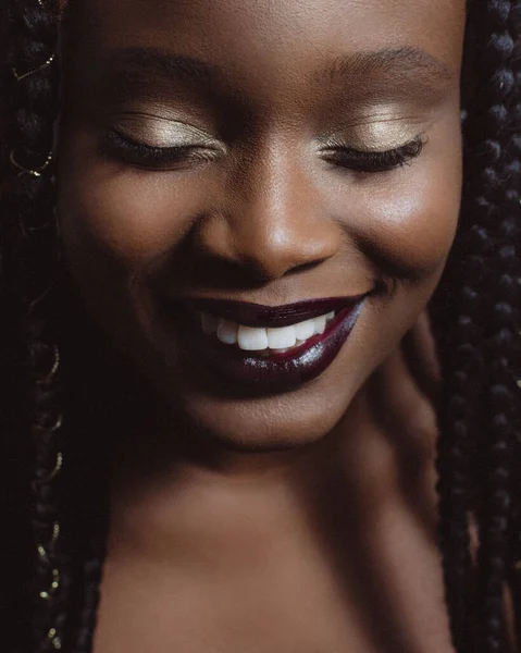 Gyönyörű portré egy afro-amerikai nő divatos smink, csukott szemmel és mosollyal — Stock Fotó