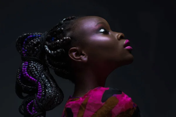 Érzelmi portré afrikai nő divatos smink és világos frizura stúdió fekete háttér — Stock Fotó