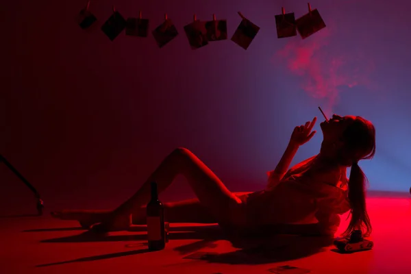 Силуетні дівчата курять в ультрафіолеті — стокове фото