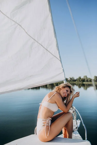 Žena Jachtě Bílými Plachtami Stojí Slunci Dívka Sportovní Postavou Plavkách — Stock fotografie