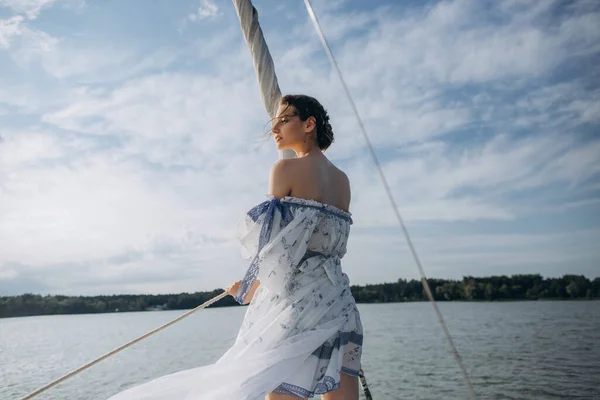 Jong Meisje Staat Een Jacht Met Witte Zeilen Een Vliegende — Stockfoto