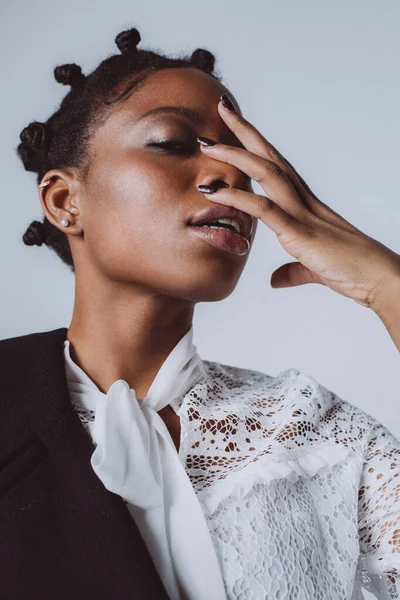 Retrato Moda Emocional Mulher Africana Sobre Fundo Branco Fotos De Bancos De Imagens Sem Royalties