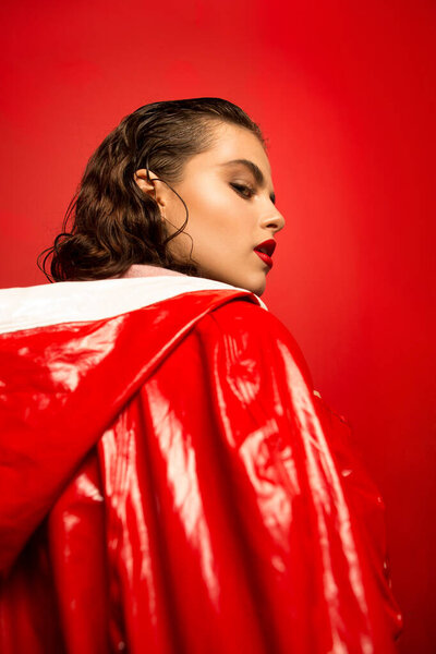 Fashion Woman Red Coat Brunette Stands Her Back Red Background — Stock Photo, Image