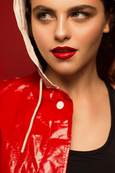 Retrato Fechado Uma Mulher Com Lábios Vermelhos Fundo Vermelho Modelo Imagens De Bancos De Imagens