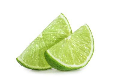 Beyaz arka plan üzerinde izole limon dilimleri