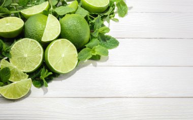 Limon ve nane ahşap arka plan üzerinde. Kopya alanı ile Üstten Görünüm