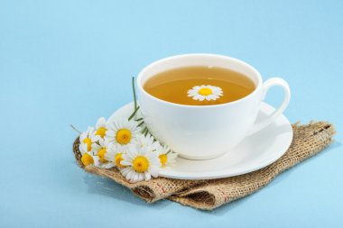 Fincan çay ve chamomiles