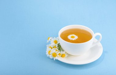 Fincan çay ve chamomiles