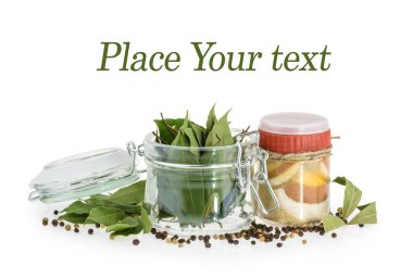 Defne yaprakları ve beyaz izole baharat