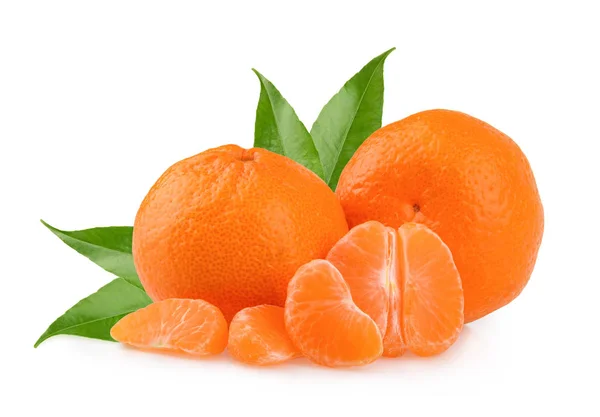 Tangerines με αφήνει και φέτες σε άσπρο φόντο — Φωτογραφία Αρχείου